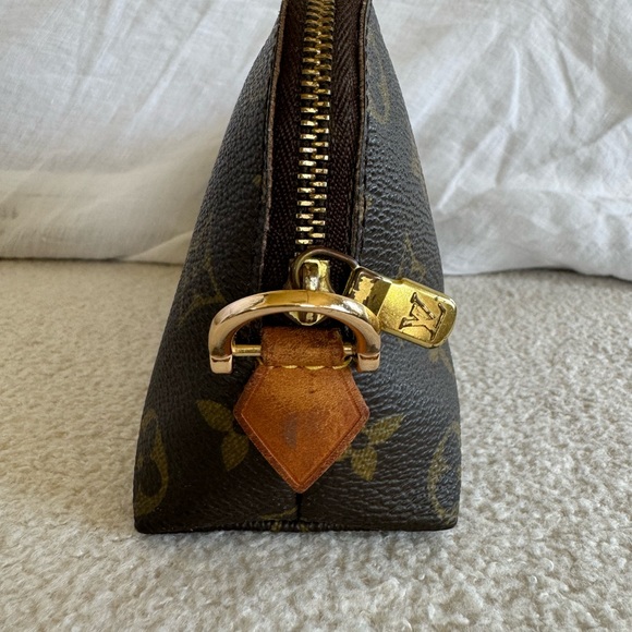Louis Vuitton Cosmetic Pouch - Picture 5 of 11